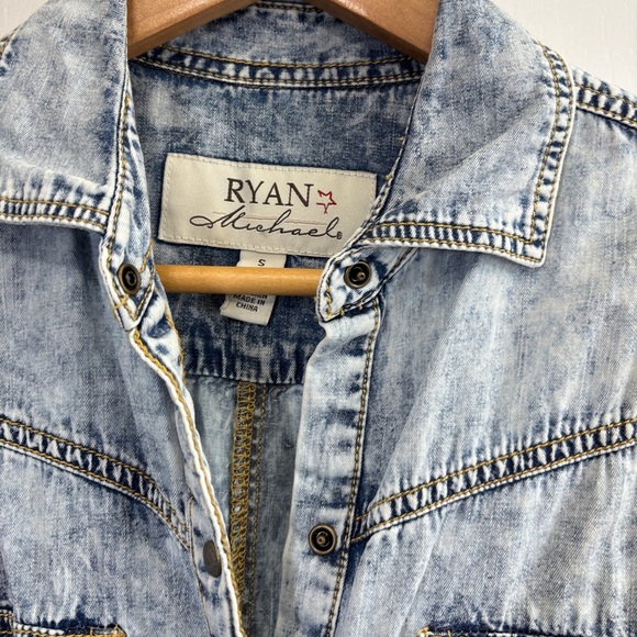 Blue Sleeveless Buttoned Shirt Dress with Notched Collar - Picture 3 of 3